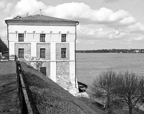 Рис 39 Волжская башня Ярославского кремля Раньше она запирала вход в - фото 39