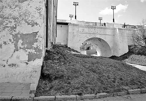 Рис 48 Остатки внутреннего рва защищавшего Ярославль Фотография 2004 года - фото 48