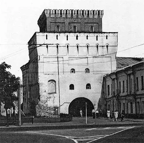 Рис 52 Власьевская Знаменская башня прежних мощных крепостных укреплений - фото 52