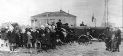 Первые тракторы в коммуне Красные орлы Алтай 1928 г Возведение цехов - фото 88