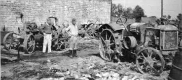 Немцы осматривают тракторы постройки ХТЗ Лето 1941 г Спецификация трактора - фото 93