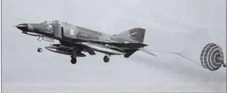 F4F с выпущенным парашютом заходит на посадку Отметки побед в учебных боях - фото 101