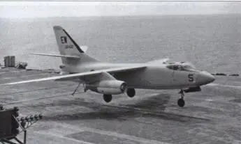Бомбардировщик A3D1 садится на палубу авианосца Саратога 1957 г Палубный - фото 62