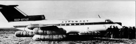 Як40 ранних серий выпуска на пневмоподъемниках после вынужденной посадки - фото 61