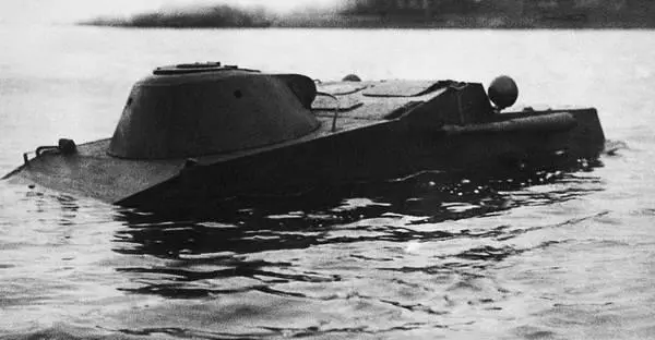 Бронеавтомобиль ПБ7 преодолевает вплавь Неву Осень 1936 года АСКМ За час - фото 56