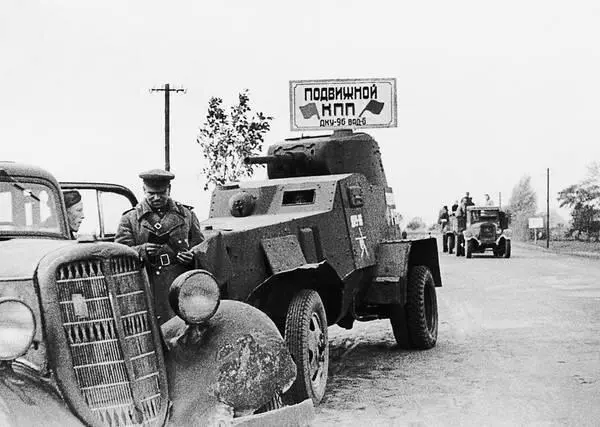 БА10 на шасси ГАЗАА на одной из дорог 1й Белорусский фронт осень 1944 - фото 78