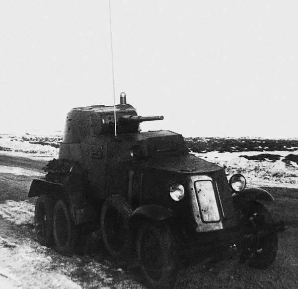 Общий вид бронеавтомобиля БА10А с развернутой 4метровой антенной АСКМ 5 - фото 79