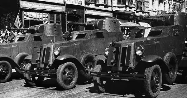 Бронеавтомобили БА10 на параде в Киеве 1 мая 1940 года ЦМВС Но пока на - фото 81