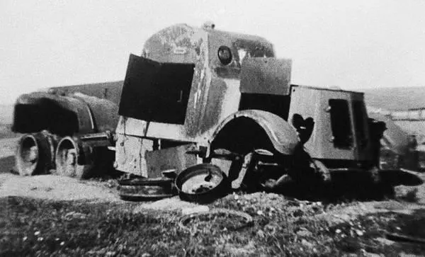 Химический бронеавтомобиль КС18 уничтоженный летом 1941 года Видна установка - фото 97
