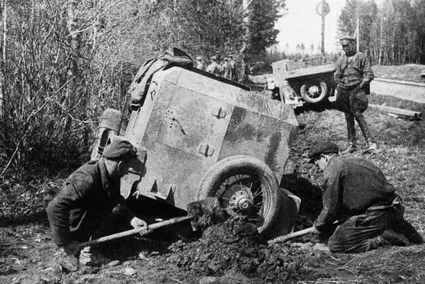 Экипаж откапывает застрявшую колесную танкетку Весна 1931 года АСКМ - фото 108