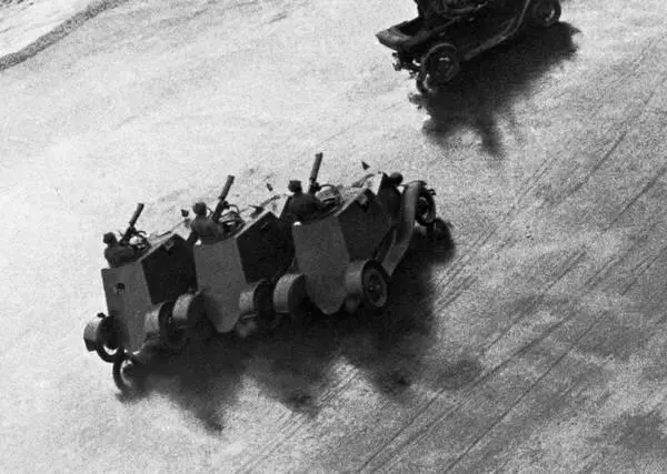 Бронеавтомобили Д12 на параде Ленинград 1 мая 1933 года Хорошо видно что - фото 112
