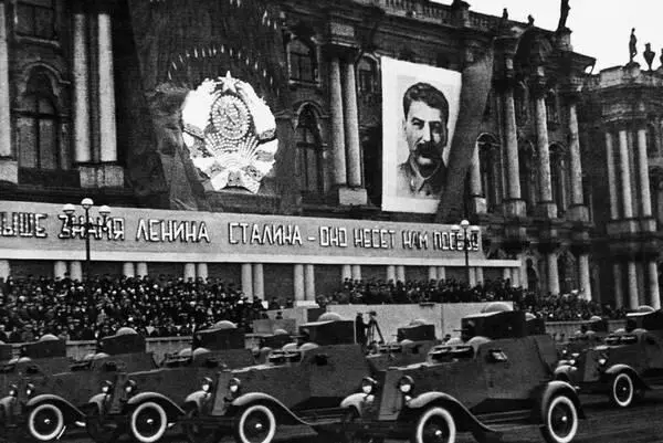 Бронеавтомобили ФАИ на параде Ленинград 7 ноября 1936 года На фото - фото 122