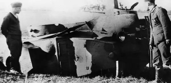 Немецкие солдаты осматривают перевернутый бронеавтомобиль ФАИ Лето 1941 года - фото 125