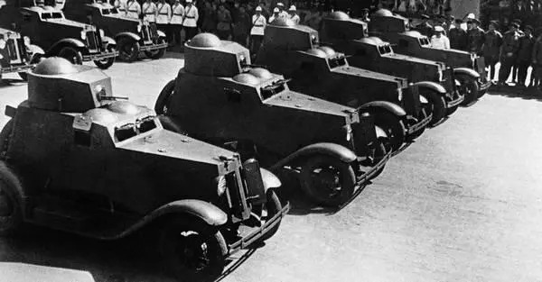 Бронеавтомобили ФАИ на параде в Киеве 1 мая 1936 года ЦМВС В настоящее - фото 126