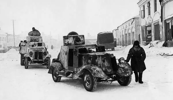 Бронеавтомобили БА20 выпуска до октября 1937 года и БА10 на заднем плане - фото 135