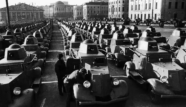 Перед парадом Москва 7 ноября 1939 года На переднем плане радийные - фото 137