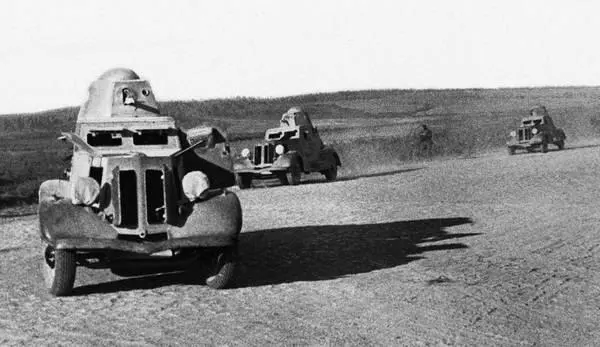 Колонна бронеавтомобилей БА20М на марше Действующая армия июль 1941 года - фото 141