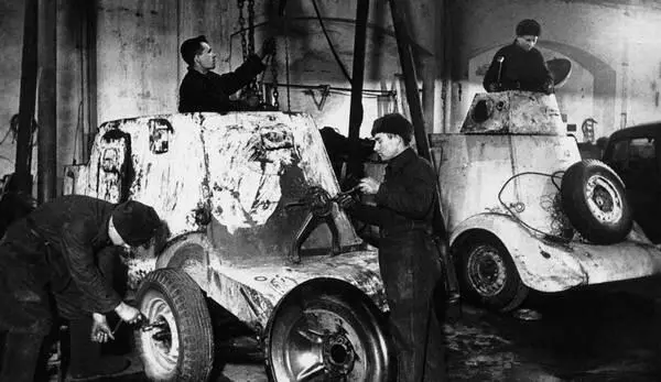 Ремонт бронеавтомобилей БА20М на одном из заводов Москвы Январь 1942 года На - фото 142
