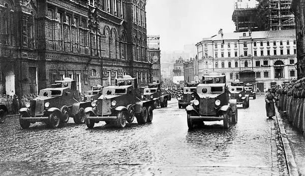 Бронеавтомобили БАИ выходят на Красную площадь Москва 1 мая 1934 года АСКМ - фото 169