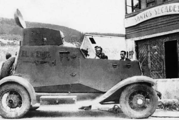 Бронеавтомобиль ФАИ на улице одного из городов Астурии Весна 1937 года На - фото 183