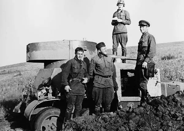 Экипаж бронеавтомобиля БА6 7й мотоброневой бригады у своей боевой машины - фото 187