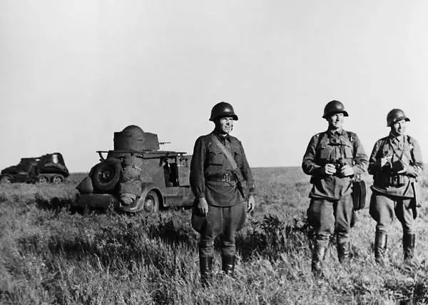 Командиры 8й мотоброневой бригады у бронеавтомобиля БА20 Халхингол июль - фото 192