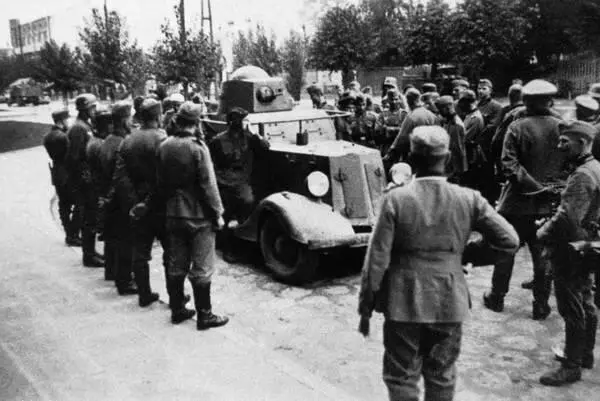 Немецкие солдаты у бронеавтомобиля БА20 в Бресте Сентябрь 1939 года РГАКФД - фото 198