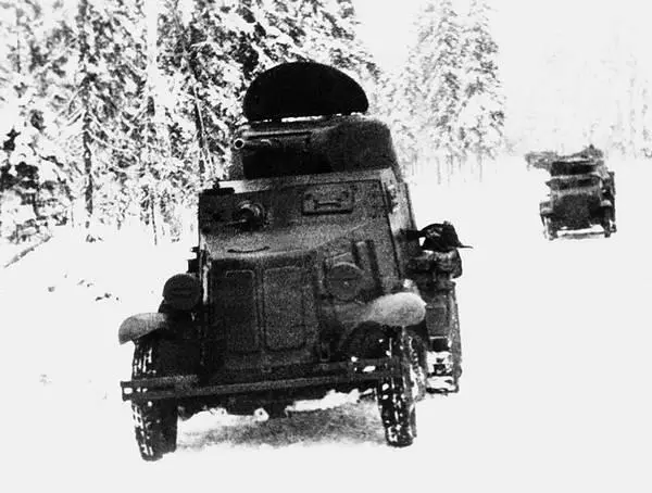 Бронеавтомобили БА10А патрулируют дорогу в районе Суоярви Январь 1940 года - фото 202