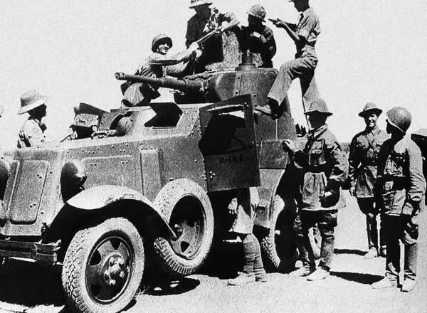 Английские солдаты осматривают советский броневик БА1 ОМ Иран лето 1941 года - фото 210