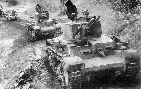 Колонна Pz35 t Восточный фронт лето 1941 года На левых надгусеничных - фото 36
