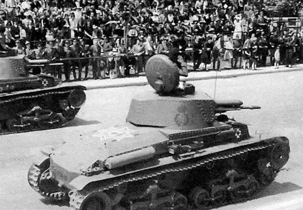 Легкие танки R2 во время парада в Бухаресте Октябрь 1941 года На крыши МТО - фото 44