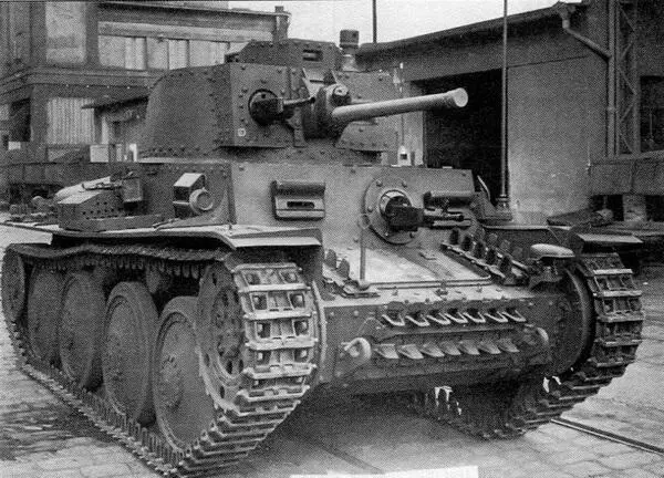 Один из последних серийных танков Pz38 t AusfG изготовленный 2 июня 1942 - фото 64