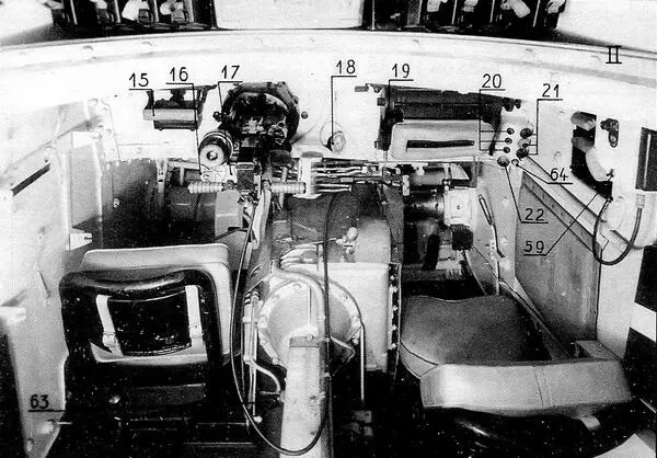 Отделение управления танка LT vz38 Справа место механикаводителя слева - фото 66