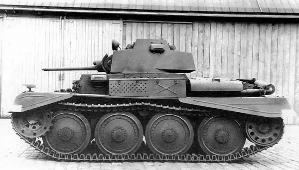 Разведывательный танк TNHnA во дворе фирмы ВММ 1941 год Летом 1942 года - фото 77