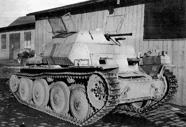 Серийный Aufklärungspanzer 38 t во дворе завода ВММ в Праге Вид на боевое - фото 80