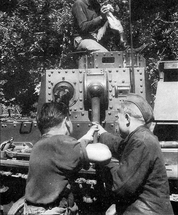 Экипаж командирского танка PzBfWg38 t AusfА за чисткой орудия Франция - фото 87