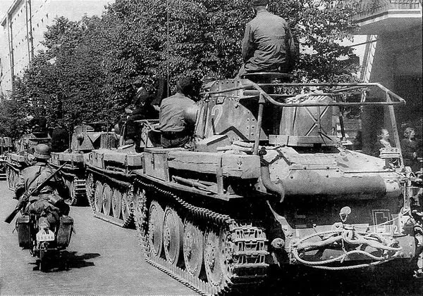 Танки Pz38 t 8й танковой дивизии на одной из улиц Парижа Июнь 1940 года - фото 88