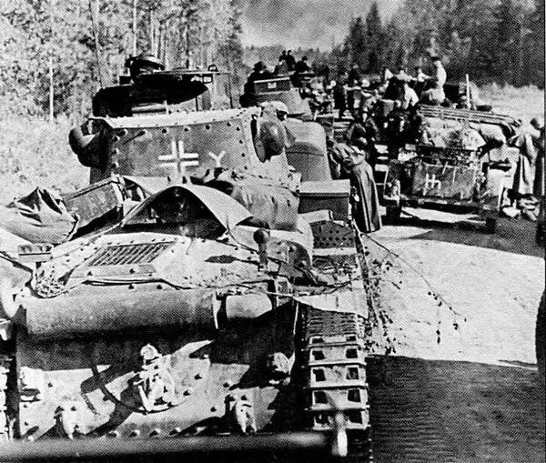 Поход на Восток начался Колонна танков Pz38 t 7й танковой дивизии - фото 89