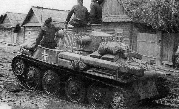 Pz38 t AusfF на улице белорусской деревни Судя по тактическому значку - фото 90