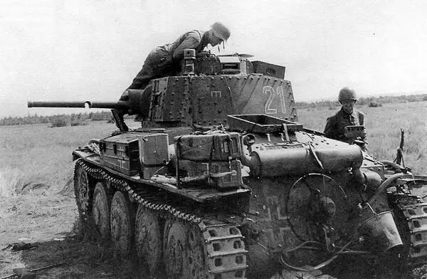 Красноармейцы осматривают подбитый танк Pz38 t AusfG из состава 20й - фото 91