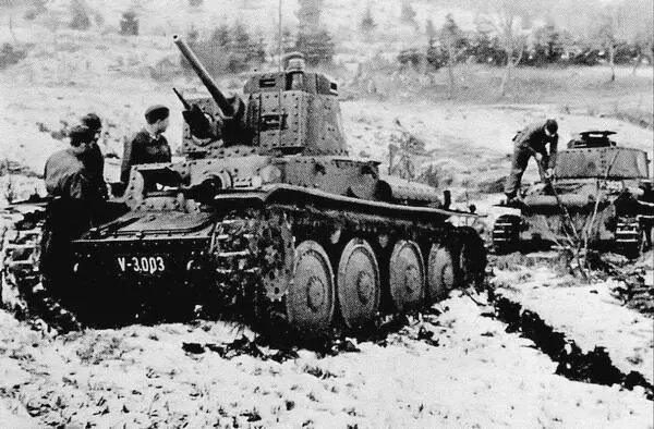 Танки Pz38 t AusfS словацкой армии во время тактических занятий Очередную - фото 99