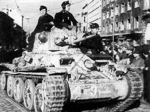 Pz38 t из состава 9й роты болгарской танковой бригады на параде в Софии - фото 101