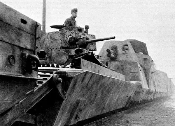 Pz38 t на бронеплатформе немецкого бронепоезда В этой роли боевые машины - фото 104
