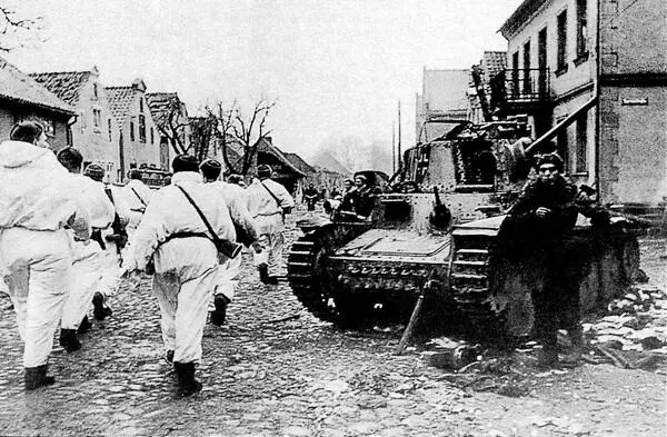 Подбитый танк Pz38 t AusfF на улице одного из городов Восточной Пруссии - фото 106