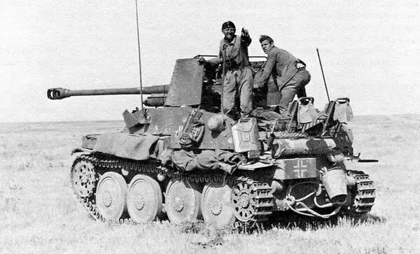Самоходная установка SdKfz139 Marder III на огневой позиции в степи в - фото 117