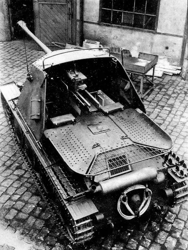 Вид сверху на боевое отделение САУ Marder III AusfН Хорошо видны сиденья - фото 120