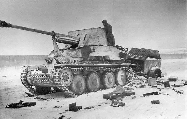 Подбитая и брошенная немецкими войсками противотанковая САУ SdKfz139 Marder - фото 131