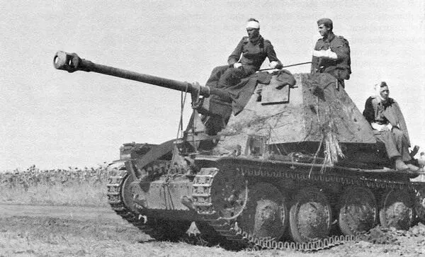 Самоходная установка Marder III AusfH и ее экипаж в перерыве между боями - фото 132