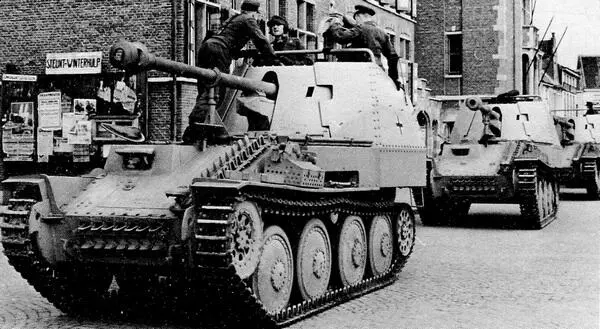Колонна мардеров AusfM на улице бельгийского городка 1944 год Машины - фото 133