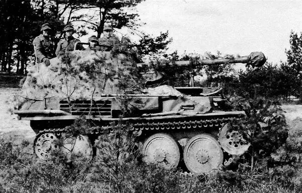 Закамуфлированный ветками Marder III AusfМ Восточный фронт Польша лето 1944 - фото 134